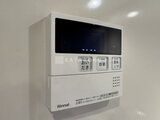 ラティエラ武蔵小山レジデンス Rinnai製の給湯リモコンが壁に設置された様子