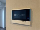 ラティエラ武蔵小山レジデンス 壁に設置されたモニター付きインターフォンの様子
