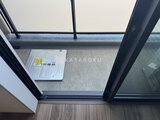 ラティエラ武蔵小山レジデンス 明るく開放的な天窓から光が差し込むリビング空間