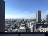 ラティエラ武蔵小山レジデンス 高層階から望む開放的な都市景観と青空