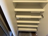 ラティエラ武蔵小山レジデンス 収納力たっぷりの棚板が複数備わったクローゼット
