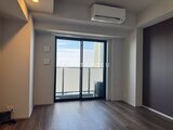 ラティエラ武蔵小山レジデンス バルコニーへ繋がる大きな窓から光が入る明るいリビング空間