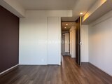 ラティエラ武蔵小山レジデンス モダンな色合いの壁と木質フロアの落ち着いた居室空間