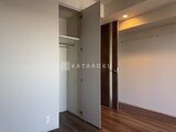 ラティエラ武蔵小山レジデンス 開放されたクローゼットと奥行きのあるワンルーム空間