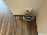 ラティエラ武蔵小山レジデンス キッチンスペースのゴミ箱と棚、コンセント付きの壁面