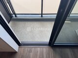 ラティエラ武蔵小山レジデンス 開放的な窓から採光が入る落ち着いた色合いの床の様子