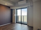 ラティエラ武蔵小山レジデンス 大きな窓から光が入る、落ち着いた色合いの洋室