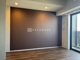 ラティエラ武蔵小山レジデンス 落ち着いたアクセントウォール付きの広々としたリビング空間