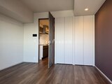 ラティエラ武蔵小山レジデンス キッチンへ続く開き戸と白い建具で統一された明るい居室