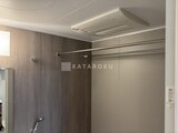 ラティエラ武蔵小山レジデンス モダンな浴室の天井に設置された換気乾燥機と木目調の壁面