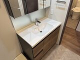 ラティエラ武蔵小山レジデンス モダンな洗面台とシャワーを備えた清潔感のある洗面室