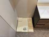 ラティエラ武蔵小山レジデンス 洗面台前の浴室入口に設置された四角い洗い場パン