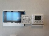 ラティエラ武蔵小山レジデンス 壁に設置されたタッチパネル式の給湯器パネルと操作モニター