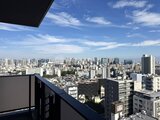 ラティエラ武蔵小山レジデンス バルコニーから見た市街地の広がりと青空