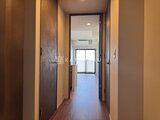 ラティエラ武蔵小山レジデンス 廊下から居住空間へ続く、落ち着いた色合いの廊下空間