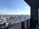 ラティエラ武蔵小山レジデンス バルコニーから見た開放的な都市景観と晴れた空