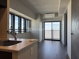 ラティエラ武蔵小山レジデンス キッチンから見たダイニング・バルコニーへと続く開放的な空間