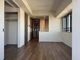 ラティエラ武蔵小山レジデンス ウッド調フロアと白を基調とした開放的なリビングダイニング