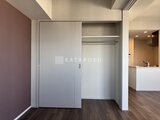 ラティエラ武蔵小山レジデンス ウォークインクローゼット付きの寝室から見たリビング方向の様子