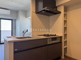 ラティエラ武蔵小山レジデンス 対面キッチン付きのモダンなリビングダイニング