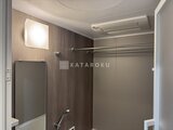 ラティエラ武蔵小山レジデンス 木目調パネルと落ち着いた色合いでまとめたバスルーム