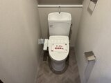 ラティエラ武蔵小山レジデンス 温白色照明で明るい印象のトイレ空間、ウォシュレット付き便器