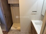 ラティエラ武蔵小山レジデンス 洗面台と洗濯機置き場が並ぶ明るい洗面脱衣室