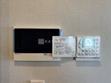 ラティエラ武蔵小山レジデンス 壁に設置されたモニター付きインターホンと操作パネルの様子
