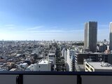ラティエラ武蔵小山レジデンス バルコニーから見た広がりのある都市風景と青空