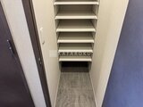 ラティエラ武蔵小山レジデンス 開放的なシューズボックスと階段下収納スペースのある玄関