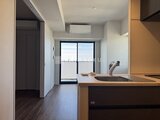 ラティエラ武蔵小山レジデンス 対面キッチン付きのダイニングキッチン、奥に明るい窓からの眺望