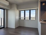 ラティエラ武蔵小山レジデンス 大きな窓から光が入る開放的なリビングダイニング