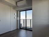 ラティエラ武蔵小山レジデンス 開放的なバルコニーに面した明るいリビング空間