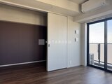 ラティエラ武蔵小山レジデンス 暗めのアクセントウォール付きのゆとりのあるリビング