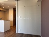 ラティエラ武蔵小山レジデンス リビングダイニングから見たキッチンと玄関方向の開放的な空間