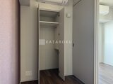 ラティエラ武蔵小山レジデンス クローゼットから見た廊下と開放的な洋室入口の様子