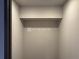 ラティエラ武蔵小山レジデンス 壁面にニッチを備えた落ち着いた印象の収納スペース