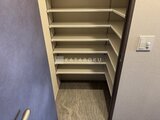 ラティエラ武蔵小山レジデンス ゆとりのある収納スペース、可動棚で調整できる収納部屋