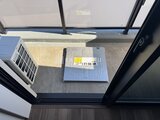 ラティエラ武蔵小山レジデンス 開放的な吹き抜けから採光を取り込むバルコニー