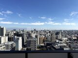 ラティエラ武蔵小山レジデンス 高層階から見た開放的な都市景観と青空