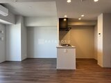 ラティエラ武蔵小山レジデンス アイランドキッチン付きの開放的なリビングダイニング