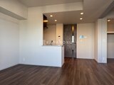 ラティエラ武蔵小山レジデンス 白を基調とした対面キッチン付きのリビングダイニング空間