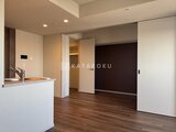 ラティエラ武蔵小山レジデンス オープンなキッチンから見たリビングダイニングの広がり