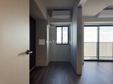 ラティエラ武蔵小山レジデンス 玄関から洋室への廊下で、奥に開放的なバルコニーが見える空間