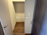 ラティエラ武蔵小山レジデンス ウォークインクローゼットの内部、奥行きのある収納スペース
