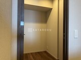 ラティエラ武蔵小山レジデンス 落ち着いた照明が印象的な洋室入口の様子