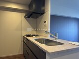 ラティエラ武蔵小山レジデンス 黒いキッチンカウンターと白い天板が引き締まった一体型キッチン