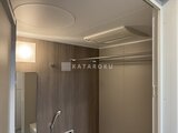 ラティエラ武蔵小山レジデンス 木目調パネルとモダンな照明が落ち着いた印象のバスルーム