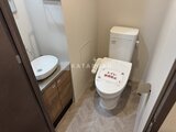 ラティエラ武蔵小山レジデンス 温水便座付きトイレと洗面台が備わった清潔なトイレ空間