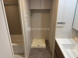 ラティエラ武蔵小山レジデンス 洗濯パンと収納棚がある洗面脱衣室の様子